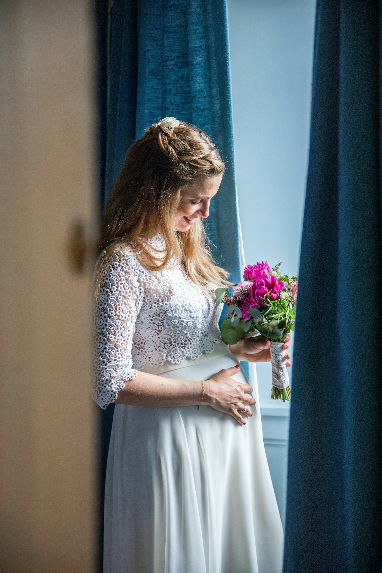 Une future mariée enceinte avec son bouquet.