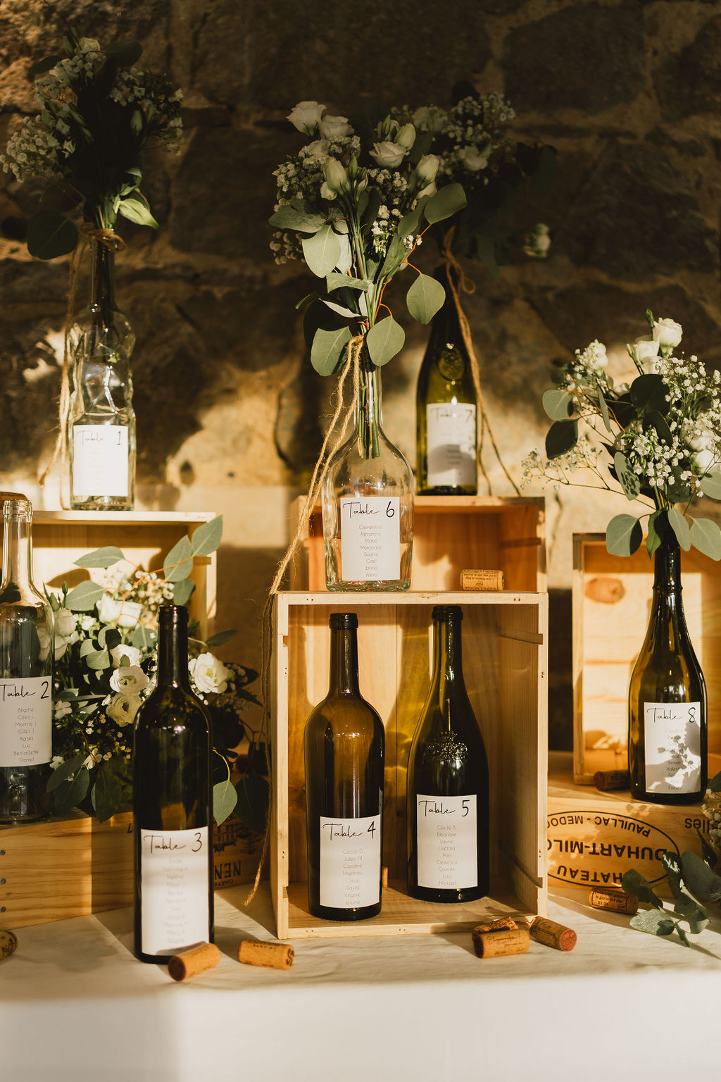 Un plan de table de mariage sur le thème du vin