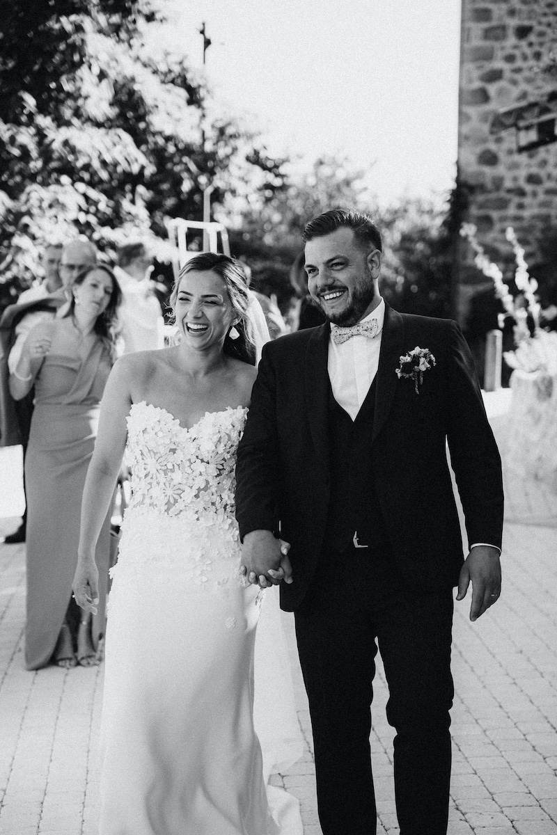 Un couple de mariée pendant le vin d'honneur