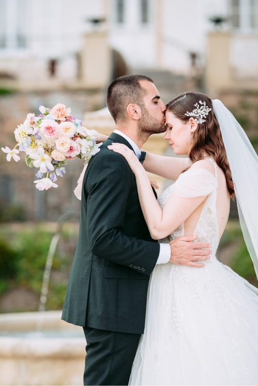 Un couple de mariés face à un château