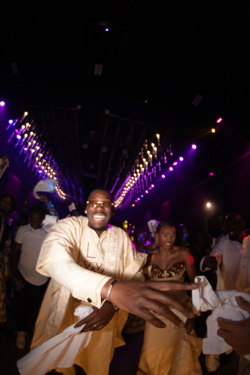 Un couple de mariés entourés de leurs amis pendant une soirée de mariage