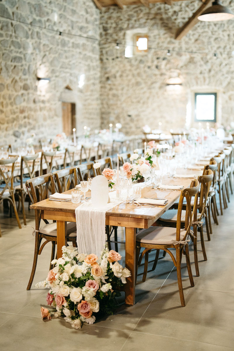 Une salle de mariage décorée