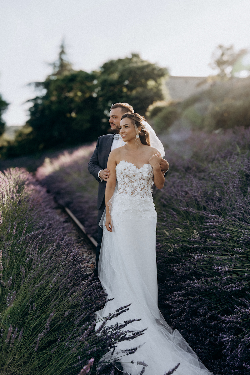 Un couple de mariés dans les lavandes